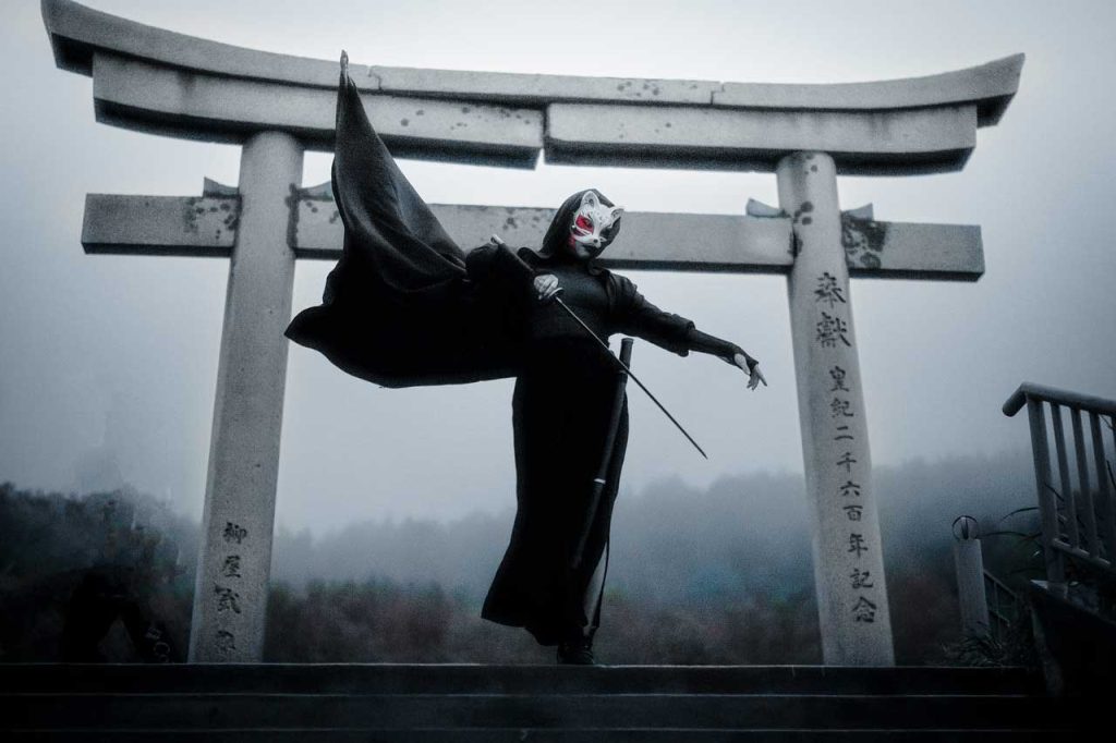 Imagen de persona jugando a juegos de rol, representando un ninja
