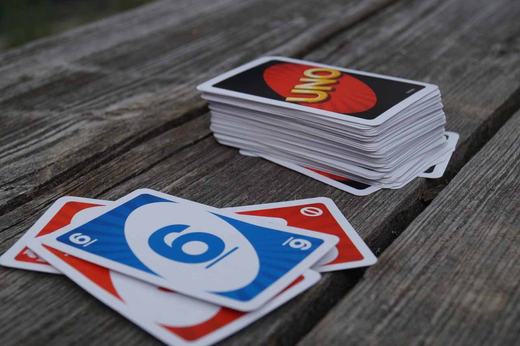 Juego de cartas UNO encima de una mesa de madera