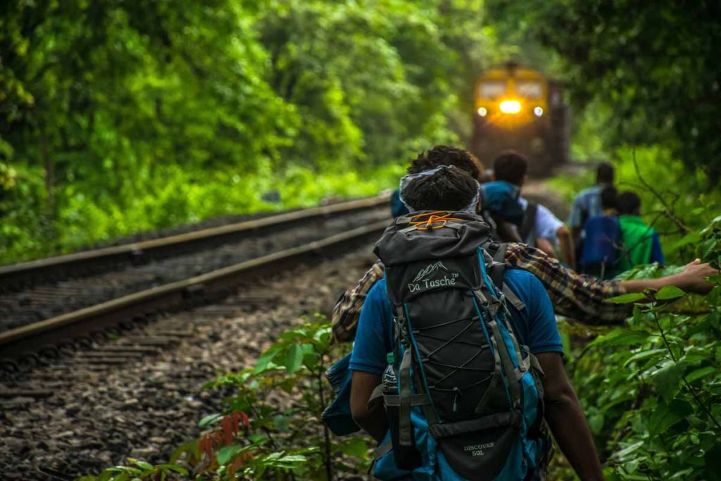 imagen de varios chicos andando cerca de una vía del tren como si fuera un juego de aventuras